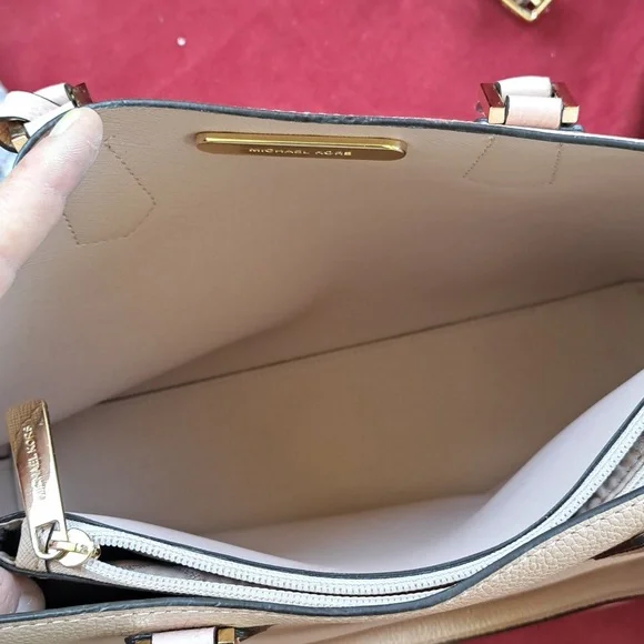 Michael Kors Soft Pink Pebble Leather Satchel/Crossbody Bag. EC - Picture 11 of 15